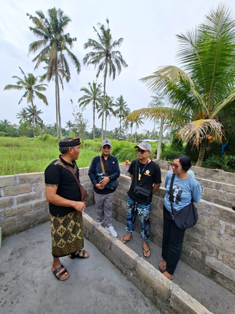 Perbekel Sebatu Tinjau Progres Pembangunan Kandang, Lokus Ketahanan Pangan BUMDes Nawa Dana