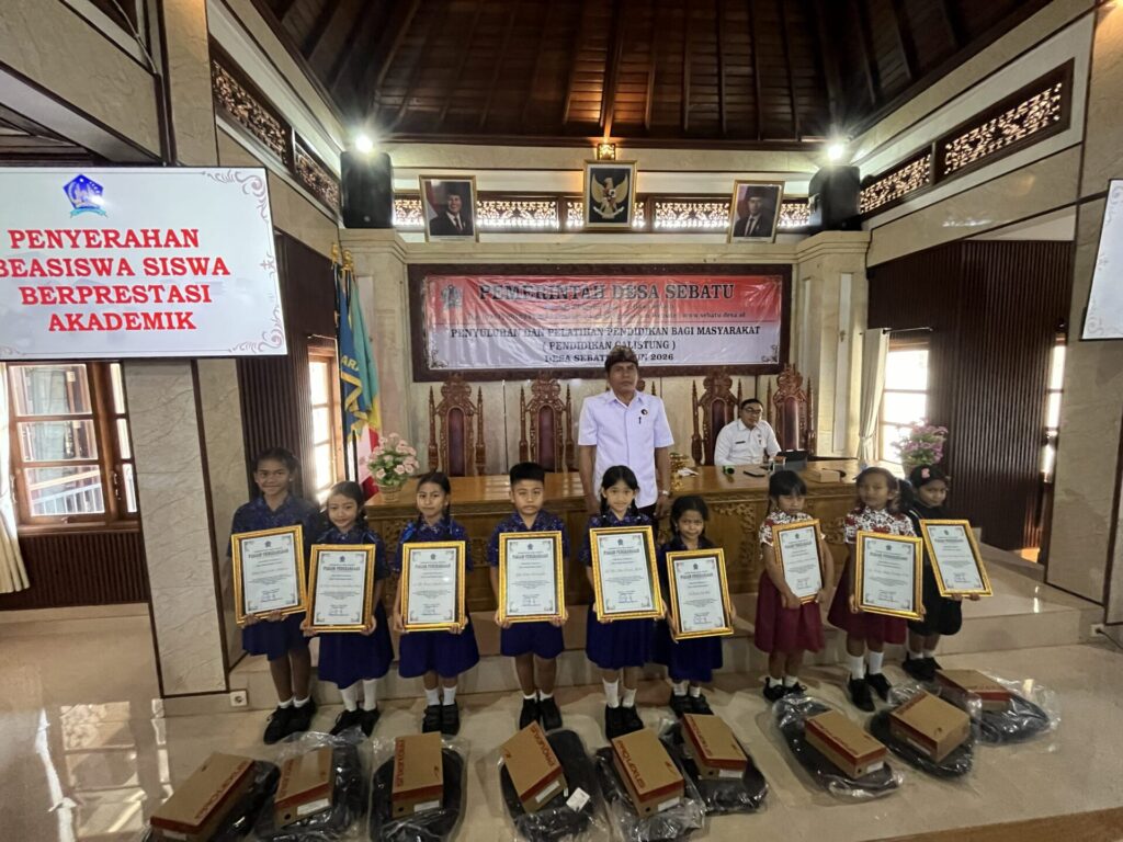 Dukung Pendidikan, Pemdes Sebatu Salurkan Beasiswa Prestasi bagi Puluhan Siswa SD dan SMP
