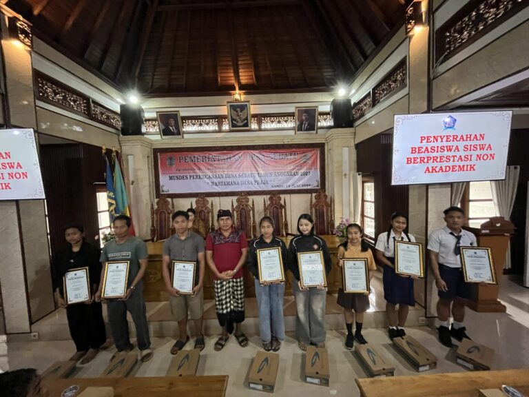 Wujudkan Pendidikan Inklusif, Pemdes Sebatu Salurkan Beasiswa bagi Talenta Non-Akademik dan Siswa Kurang Mampu
